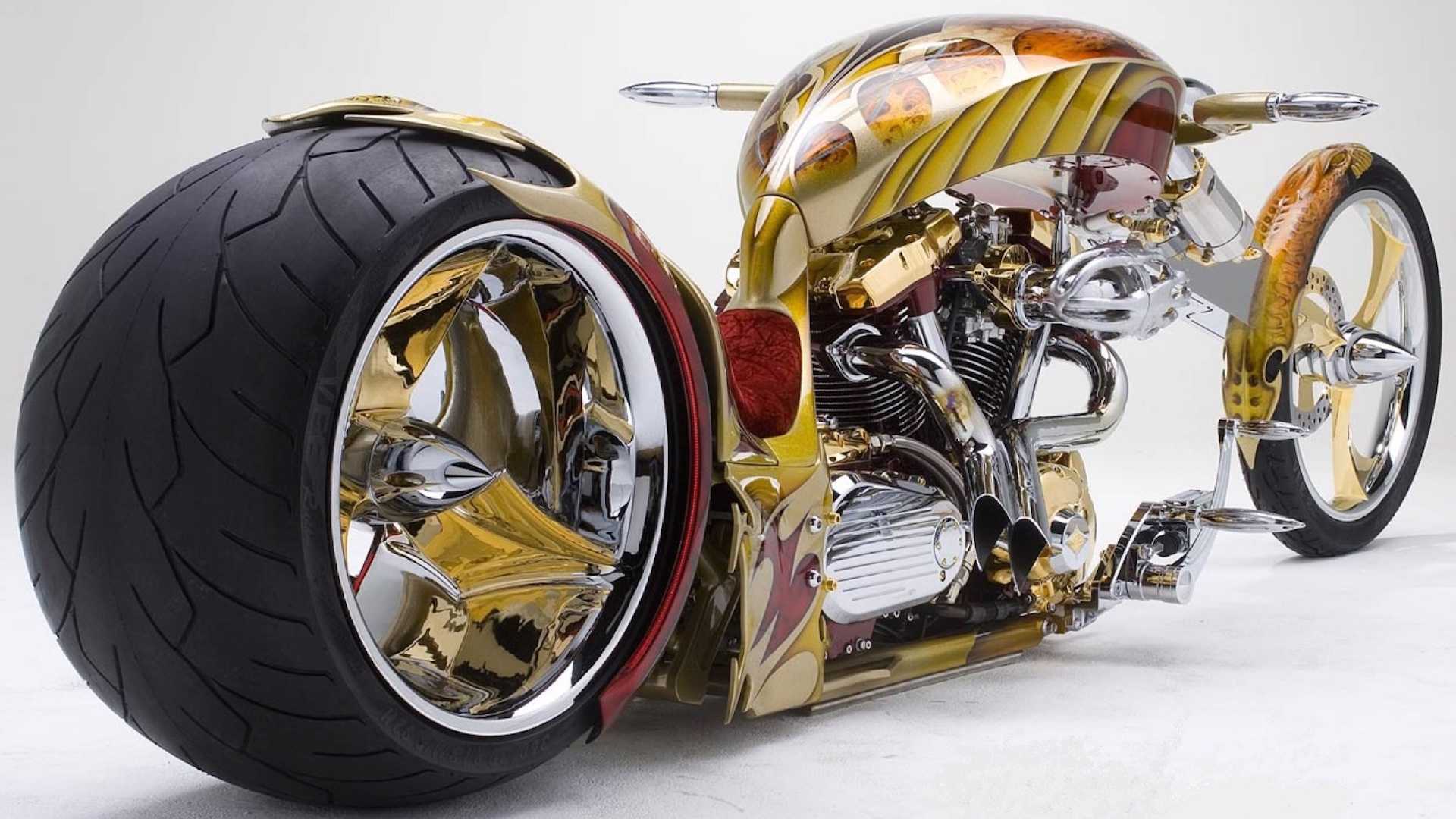 Xe trang bị động cơ 1700cc, lốp sau cỡ lớn 360 mm từ Vee Rubber, cùng lớp dát vàng độc đáo, khung gầm mới nhìn vô cùng độc lạ