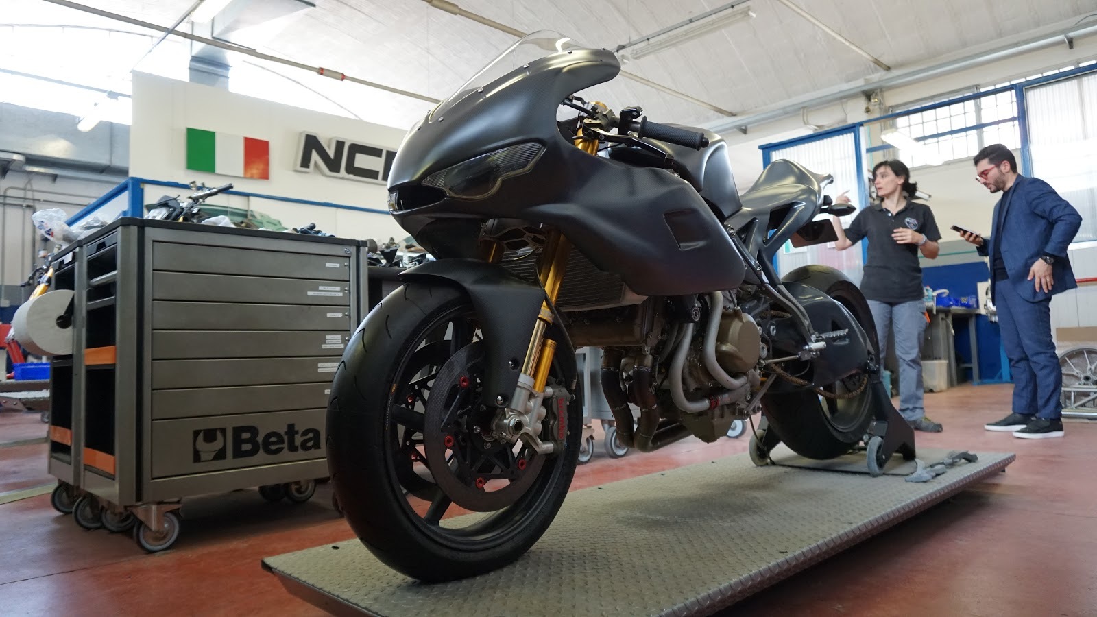 Mẫu Milona 16 được chế tạo dựa trên phiên bản thương mại giới hạn của chiếc Ducati Desmosedici MotoGP