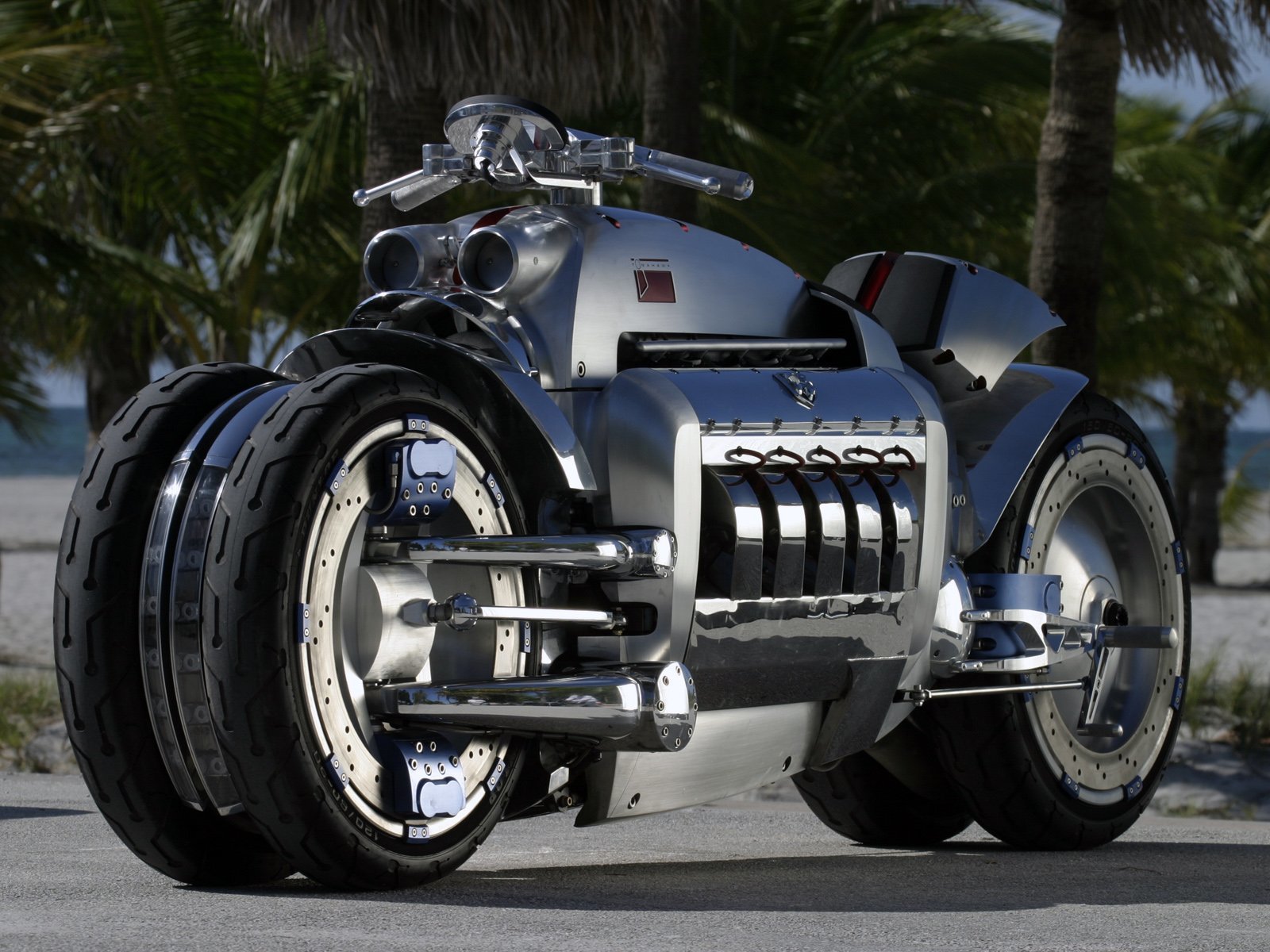 Dodge Tomahawk V10: Tomahawk là mẫu concept được chế tạo bởi hãng Dodge, ra mắt tại Triển lãm ôtô Bắc Mỹ 2003