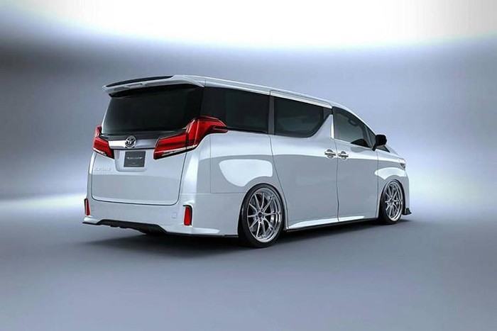 Các chi tiết đã được hãng này làm mới lại từ nguyên bản như bộ mâm 21 inch chrome sáng bóng, cụm lưới tản nhiệt sơn đen, nắp ca-pô sơn đen, ốp cản trước, ốp sườn và ốp cản sau đều được làm bằng sợi carbon