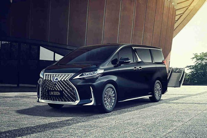 Được biết, mặc dù chưa bán ra thị trường chính thức, nhưng giá bán Lexus LM mới đã được thông báo tại Đài Loan. Được biết mẫu MPV hạng sang Lexus LM 2019 tại thị trường này sẽ từ 3,5 triệu Tân Đài tệ (khoảng 2,62 tỷ đồng) bản 7 chỗ và 5 triệu Tân Đài tệ (3,74 tỷ đồng) cho bản 4 chỗ