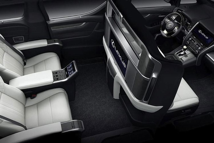 Về nguyên bản, ngoài lưới tản nhiệt thể thao mới, Lexus LM 2019 được trang bị cụm đèn pha tích hợp dải đèn LED định vị ban ngày hình chữ V quen thuộc. Trên cản va còn có hốc đèn sương mù đi kèm dải mạ crôm hình chữ L ngược