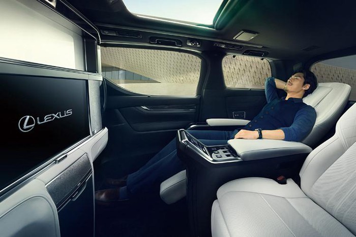 Bên trong Lexus LM hoàn toàn mới, người lái được chào đón bằng không gian nội thất 7 chỗ hoặc 4 chỗ