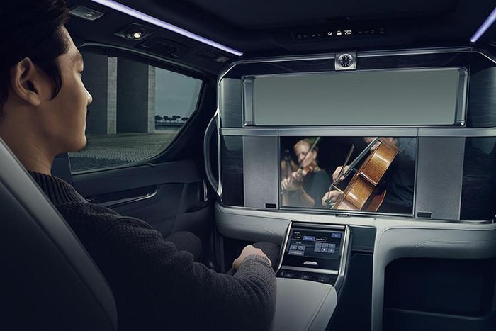 Đằng sau vách ngăn của Lexus LM 2019 bản Royal Lounge là 2 ghế ông chủ được nhồi bọt urethane với mật độ thấp để tạo cảm giác thoải mái như giường nằm và có cả hệ thống thông khí làm mát