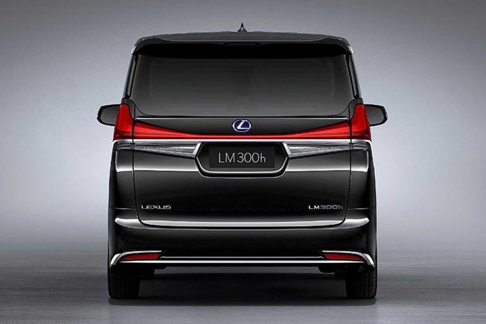 Xe minivan hạng sang Lexus LM mới có tổng cộng 02 phiên bản bao gồm: LM300h và LM350, trong đó phiên bản LM300h sử dụng động cơ xăng 4 xy-lanh dung tích 2.5L, và phiên bản LM350 lắp máy xăng V6 dung tích 3.5L hút khí tự nhiên (N/A)
