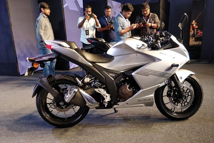 Theo công bố từ nhà sản xuất, trọng lượng ướt của Suzuki Gixxer SF 250 là 161 kg, và mức tiêu thụ nhiên liệu đạt 38,5 km/lít