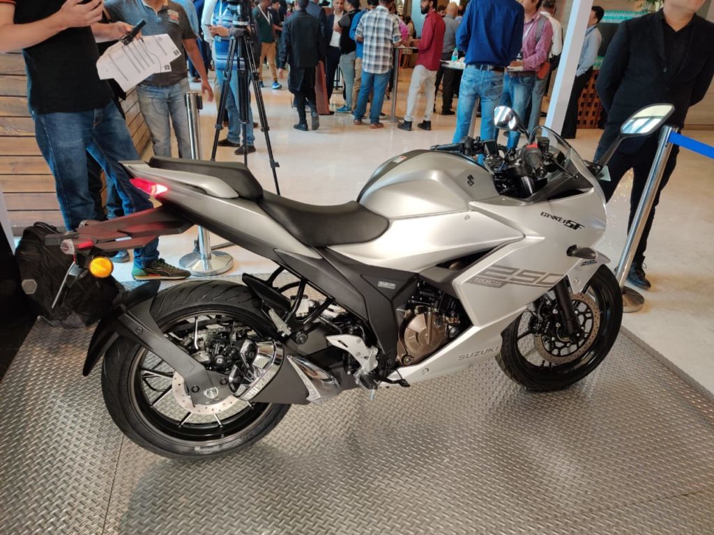 Bình xăng phía trước có dung tích 12 lít  giúp người lái khép chân dễ dàng hơn, đồng thời, bộ phận này được phối 2 tông màu với một dải màu đen cắt dọc phía trên đỉnh bình