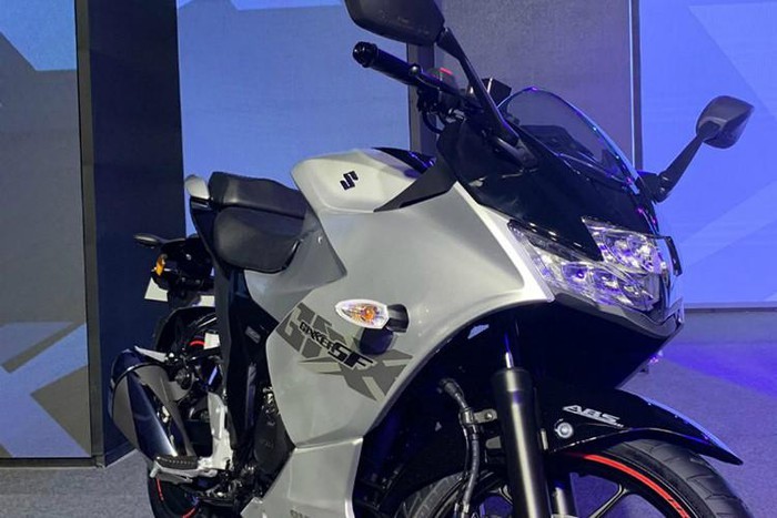 Ngoài ra, xe sử dụng tay lái dạng clip-on để người điều khiển có tư thế ngồi hướng về phía trước nhiều hơn