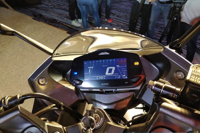 Màn hình công tơ mét của xe dạng LCD, kèm nút bấm với đầy đủ các thông số