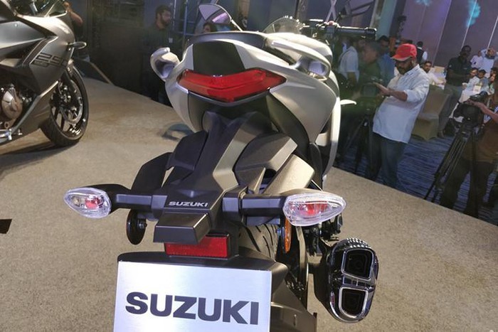 Phía dưới, ống xả kép nhỏ gọn được bọc kim loại và ốp cách nhiệt mạ Chrome