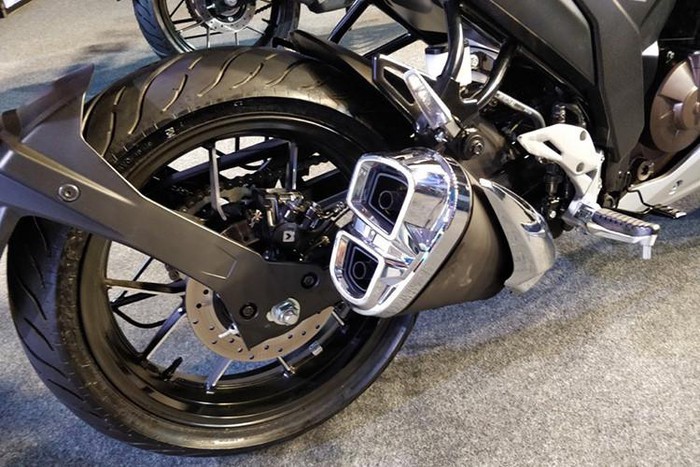 Bộ vành nguyên bản của xe là vành đúc, đi kèm là phanh đĩa ở cả trước và sau cùng hệ thống chống bó cứng phanh ABS kênh đôi
