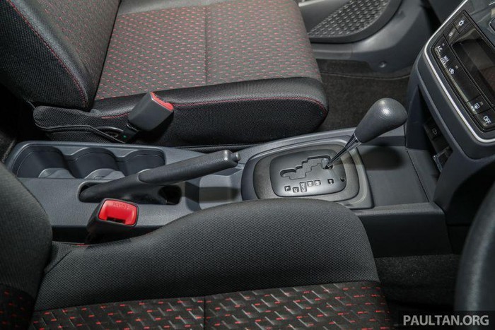 Trên bản 1.5S sẽ có thêm các điểm nhấn màu đỏ nổi bật ở cụm đồng hồ đo và màn hình trung tâm, các tay nắm cửa mạ crom, 6 loa và các nút điều khiển tính năng giải trí được tích hợp ngay trên vô lăng