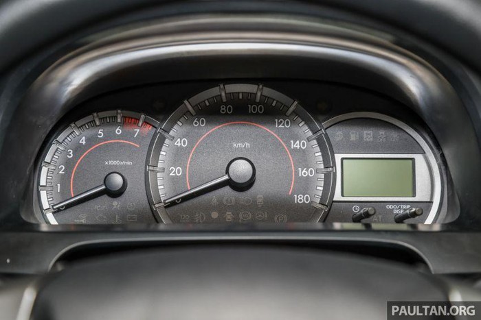 Trong đó, biến thể 1.5E đi kèm với vô lăng urethane ba chấu, cụm đồng hồ tiêu chuẩn với màn hình cỡ nhỏ và chỉ có 4 loa cho cụm đầu DIN kép