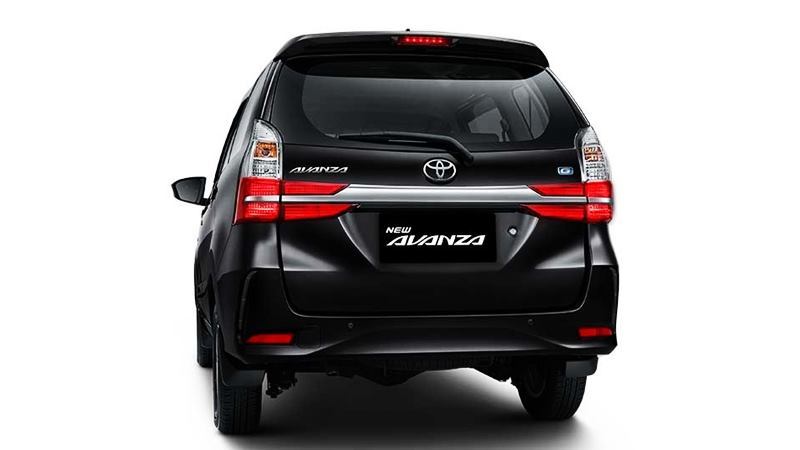 Cuối cùng nhưng quan trọng không kém là bảng màu ngoại thất với 4 màu là màu đen Black Metallic, màu trắng White, màu đỏ Dark Red Mica Metallic và màu bạc Silver Mica Metallic, các màu ngoại thất này đều có sẵn cho tất cả các biến thể