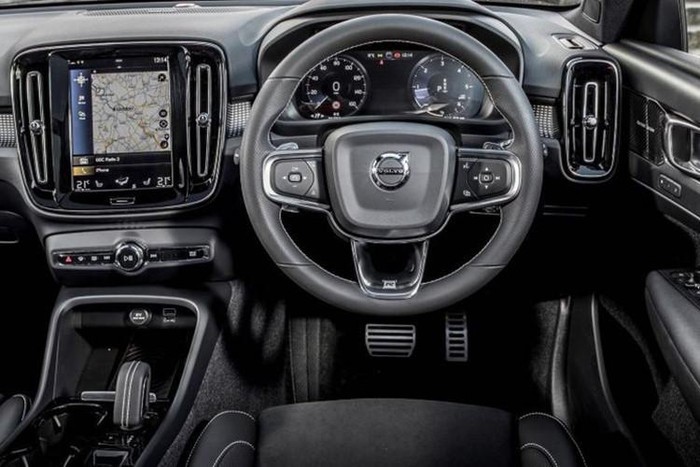 Bên trong nội thất của XC40 được bọc da cao cấp toàn bộ, từ ghế, cần gạt số và vô lăng đa chức năng