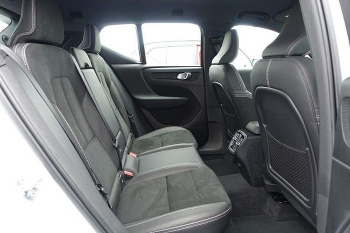 Hệ thống điều hòa tự động 2 vùng, ghế bọc da, chỉnh điện, hệ thống âm thanh cao cấp, ứng dụng dịch vụ di động Volvo On Call