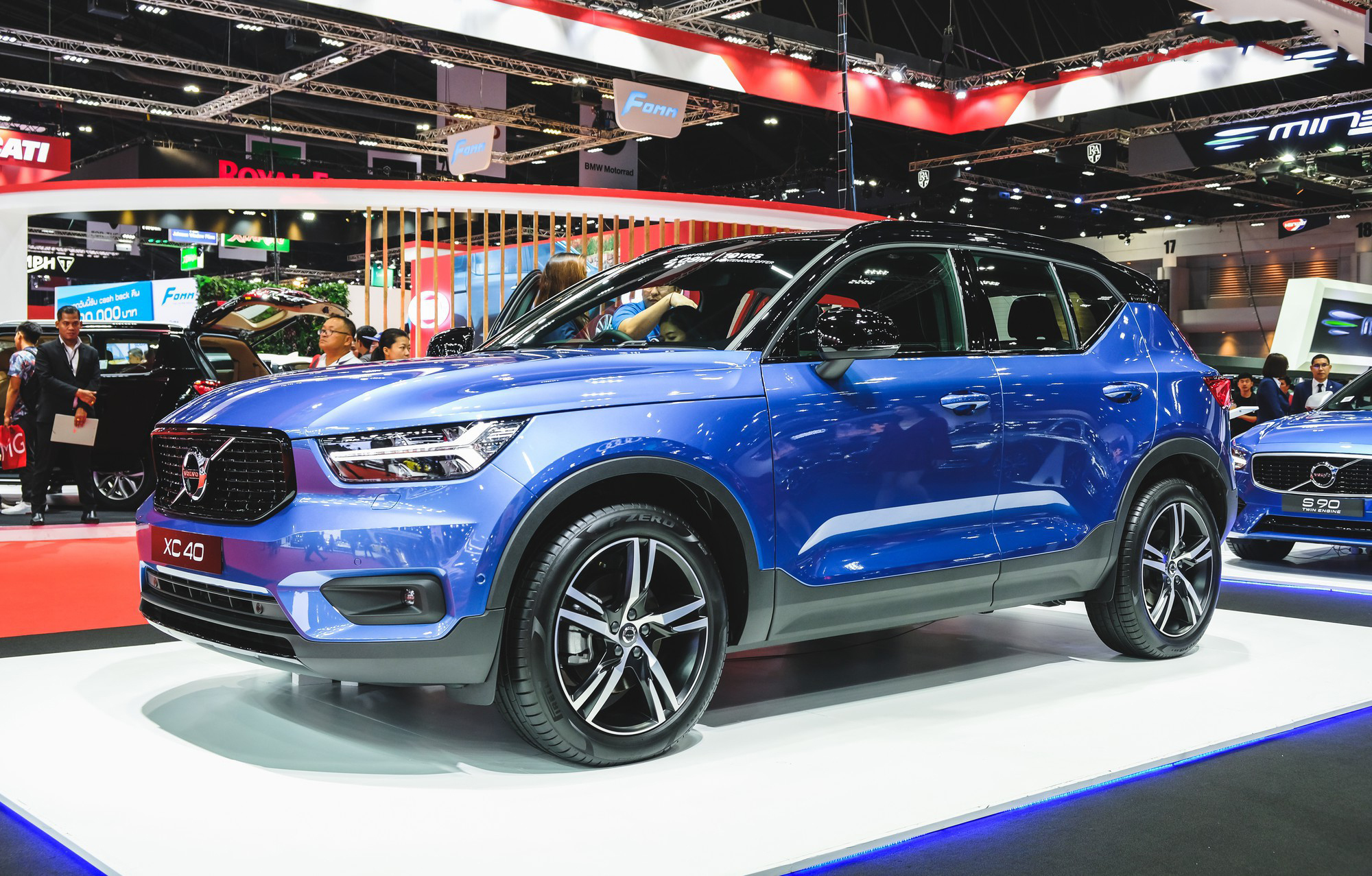 Trang bị hộp số cho cả 2 phiên bản đều là loại tự động 8 cấp Geartronic, riêng bản T5 sẽ có thêm hệ dẫn động 4 bánh toàn thời gian