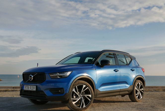 Về trang bị an toàn, Volvo XC40 sẽ sở hữu nhiều tính năng chủ động hiện đại như phanh tự động, cảnh báo điểm mù, cảnh báo phương tiện phía sau khi lùi, hỗ trợ giữ làn đường, cảnh báo khoảng cách, cân bằng điện tử, kiểm soát lực bám đường, hệ thống chống lật, 7 túi khí và hệ thống kiểm soát đèn pha chủ động...