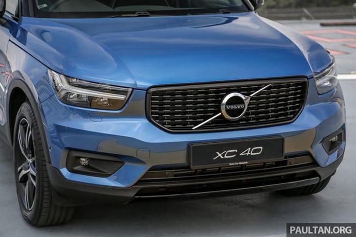Về ngoại thất, crossover cỡ nhỏ Volvo XC40 sở hữu lưới tản nhiệt rộng, thiết kế quen thuộc của Volvo được làm gấp khúc về phía trong, logo cỡ lớn của hãng nổi bật ngay chính giữa với thiết kế đơn giản