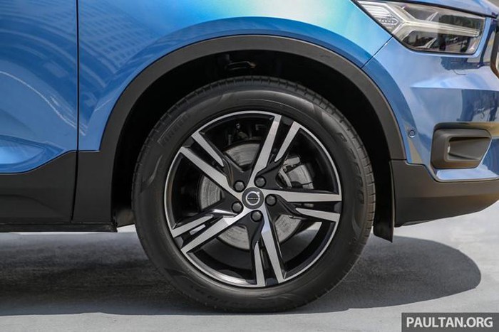 XC40 2019 mới cũng hãng xe ôtô Volvo trang bị hệ thống cụm ống xả đơn hình chữ nhật lắp đối xứng 2 bên