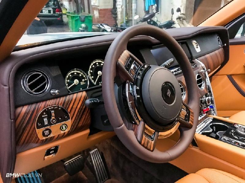 Ghế ngồi, vô lăng, táp-lô hay táp-li cửa đều được bọc da cao cấp