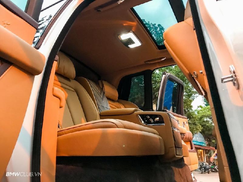 Cách đây khoảng một năm, chủ tịch Rolls-Royce Motor Cars Hà Nội, ông Đoàn Hiếu Minh tiết lộ giá khởi điểm của Cullinan khoảng 41 tỷ đồng, chưa bao gồm các tùy chọn cá nhân hóa