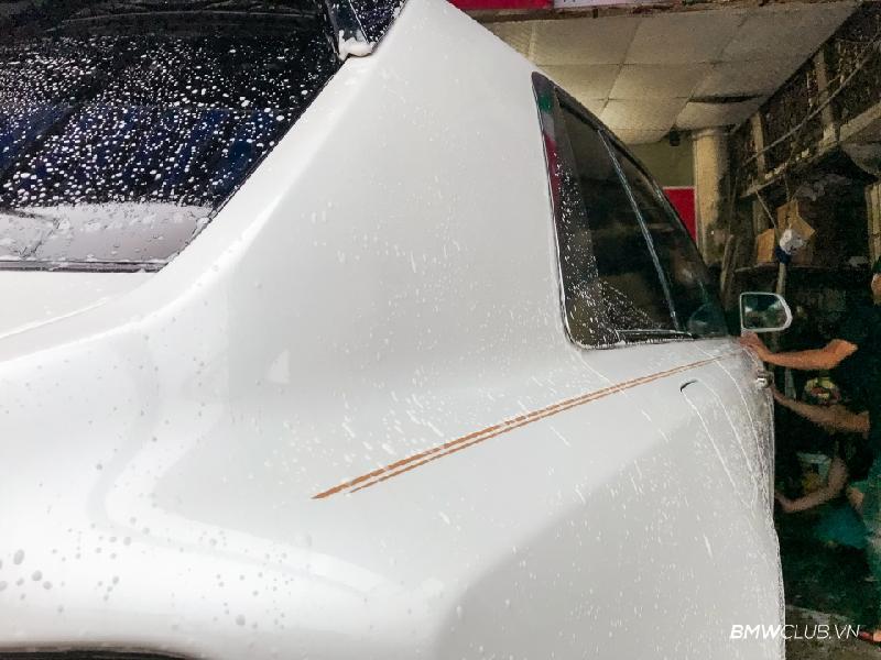 Chiếc Cullinan đầu tiên tại Việt Nam sở hữu màu sơn trắng ngà kết hợp với nắp ca-pô màu bạc