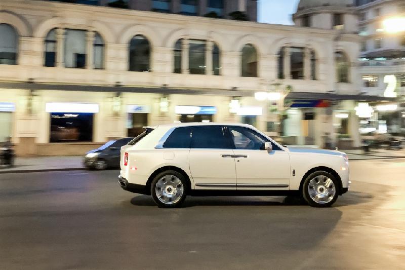 Điểm nhấn ở ngoại thất của xe là đường coachline kép màu vàng được vẽ bằng tay bởi nghệ nhân Mark Court