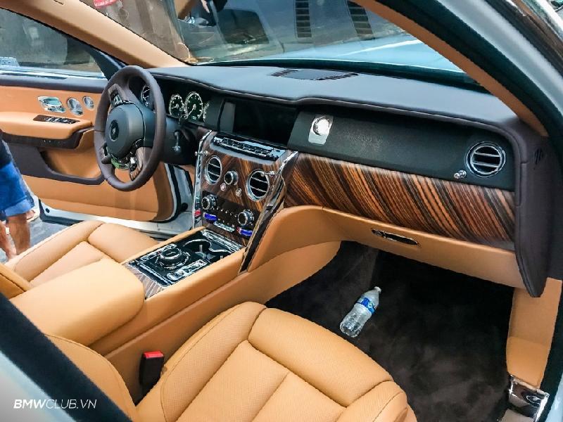 Nội thất xe như thường lệ vẫn là sự kết hợp của gỗ cao cấp và da bò thật