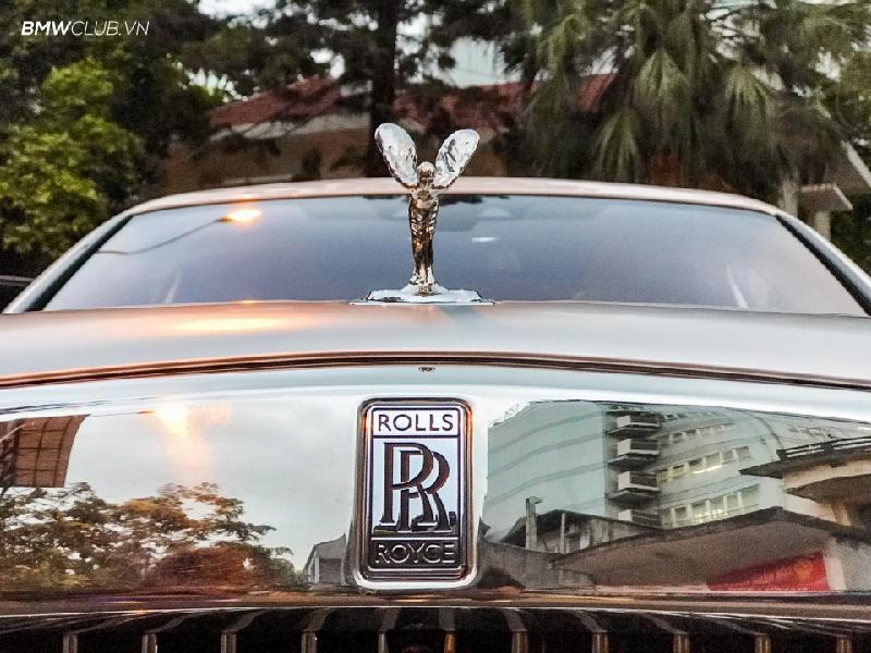 Logo Spirit of Ecstasy thêu trên tựa đầu ghế hay dập nổi ở cánh cửa