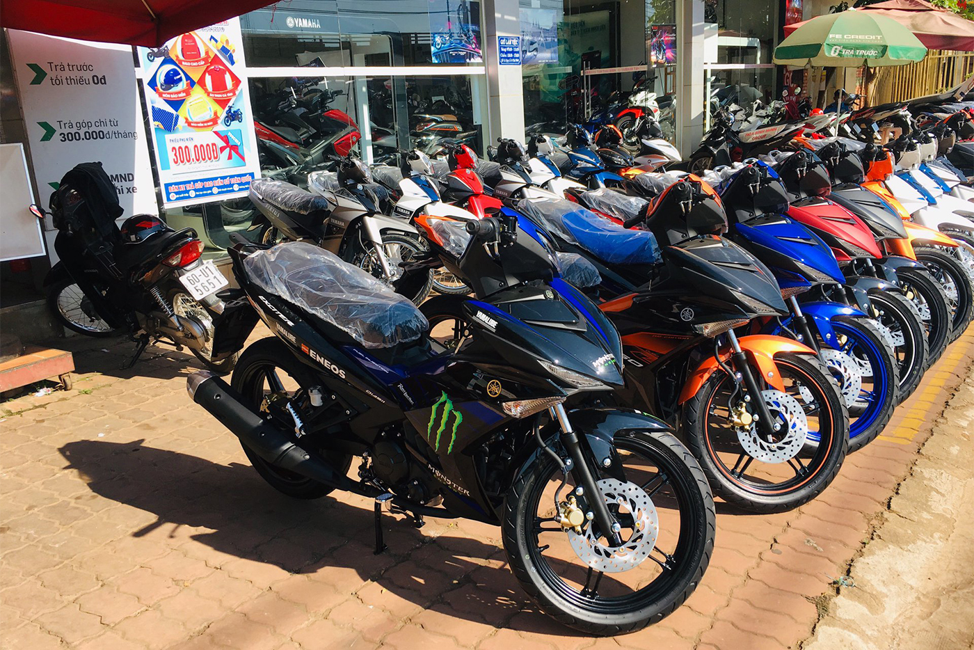 Được biết, giá bán đề xuất của Exciter 150 Monster Energy ở mức 48.990.000 đồng tuy nhiên trên thực tế giá bán tại các đại lý có thể cao hơn nhiều do Yamaha Exciter là mẫu xe tay côn được ưa chuộng nhất hiện nay