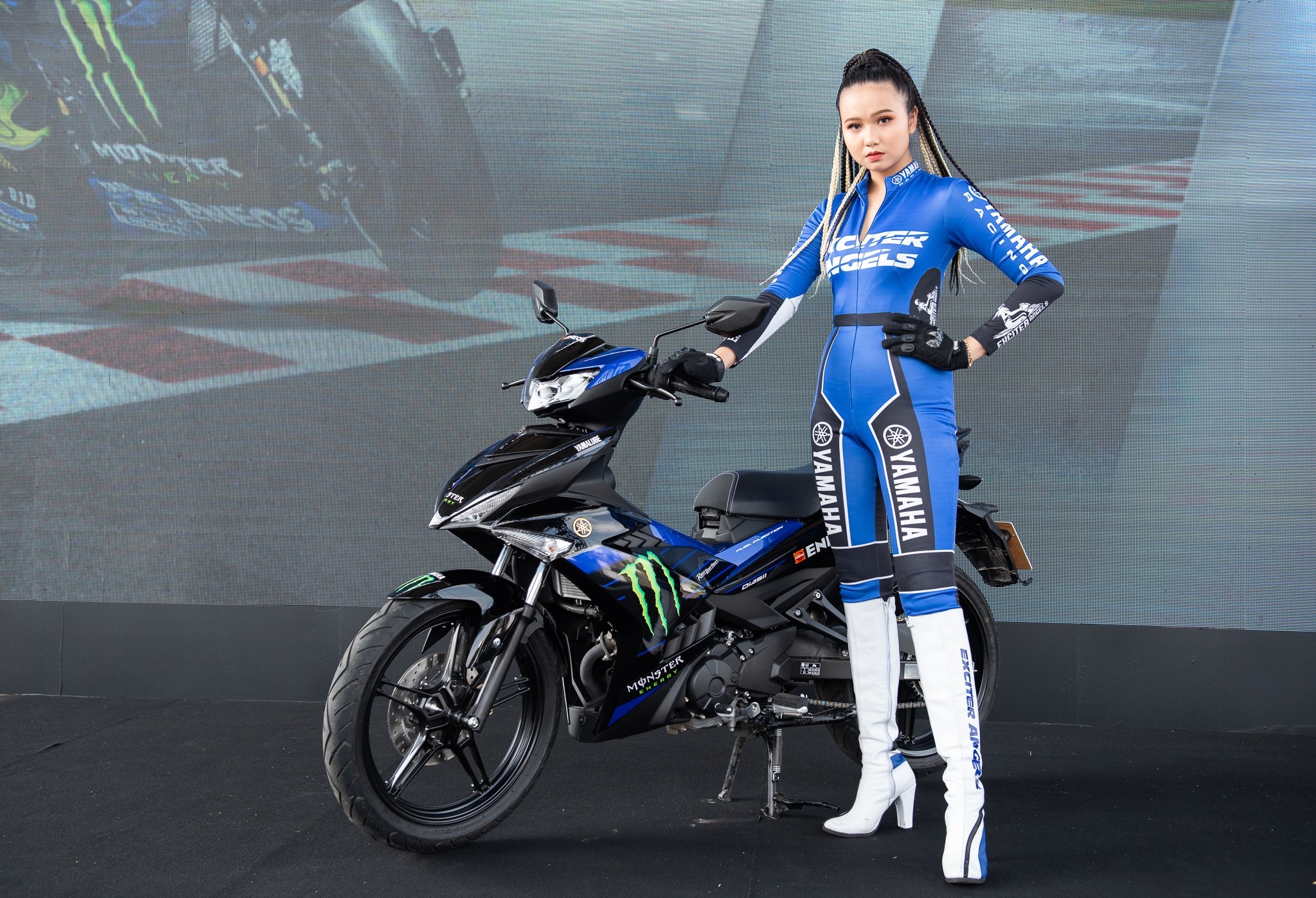 Được biết bộ tem Monster Energy trên chiếc Exciter 150 2019 lấy ý tưởng từ Yamaha M1 2019 được ra mắt tại Jakarta, Indonesia vừa qua