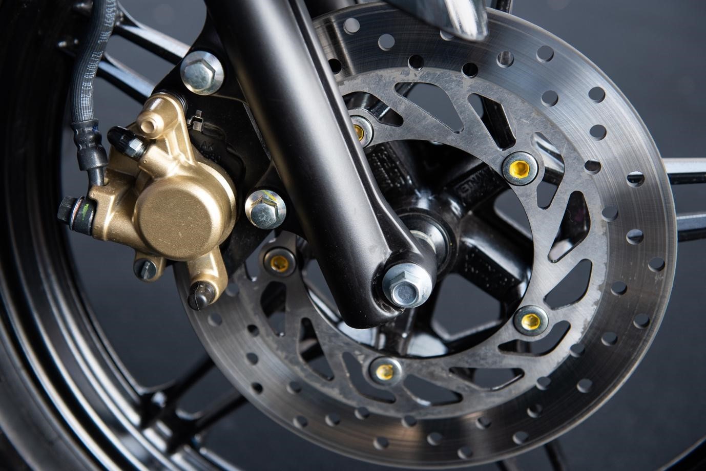 Phanh đĩa trước với đường kính 245mm làm tăng hiệu quả phanh, giúp mọi người điều khiển kiểm soát tốt trong mọi tình huống