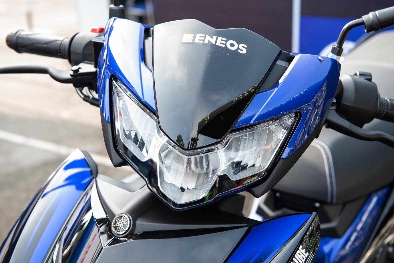 Bên cạnh bộ tem mới, Exciter 150 còn gây chú ý khi sở hữu hệ thống đèn pha LED thể thao thay thế đèn Halogen, màn hình hiển thị dạng đồng hồ điện tử LCD mang phong cách YZF-R1, nút nháy pha (Pass) xin vượt