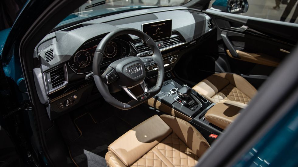 Ngoài ra về trang bị sẽ có điều hòa tự động 3 vùng độc lập, hệ thống sạc không dây, hệ thống thông tin hỗ trợ người lái hiện đại