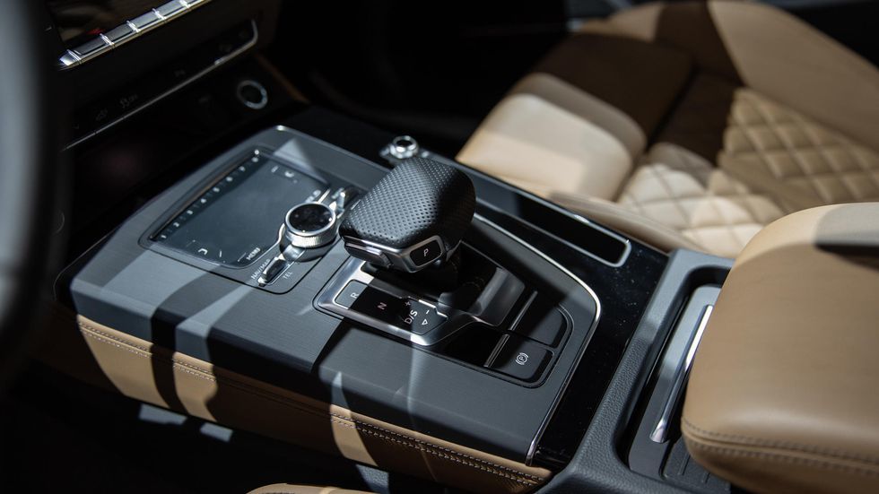 Thêm vào đó, một động cơ điện sẽ được tích hợp vào hộp số 7 cấp S-Tronic để cho ra công suất 141 mã lực và mô-men xoắn 350 Nm