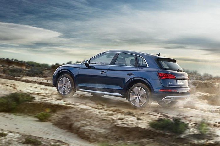 Sự khác biệt sẽ đến từ những trang bị trên xe như bộ vành 5 chấu hợp kim kích thước 18 inch, cụm đèn chiếu sáng Full-led, ghế ngồi ôm lưng kiểu thể thao