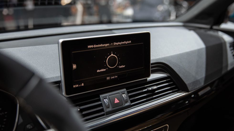 Đặc biệt, Audi Q5 55 TFSI e quattro còn được trang bị tính năng kết nối điện thoại thông minh qua ứng dụng với các hiển thị về thông tin pin, quãng đường di chuyển, thông tin tổng quan của xe