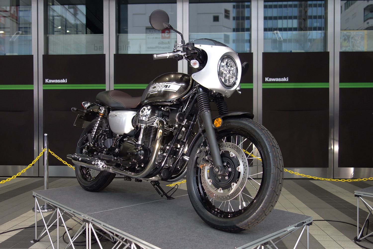 Phanh đĩa đơn phía trước 320 mm, thắng đĩa đơn phía sau 270 mm