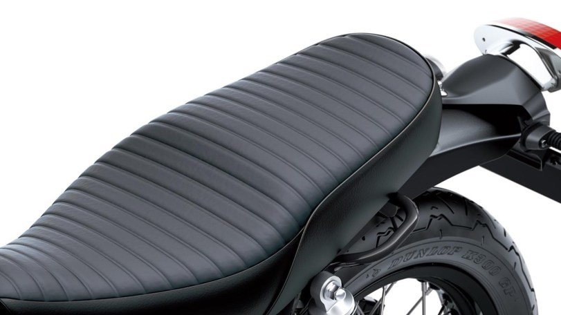 Chiều cao yên 770 mm, trọng lượng 221 kg