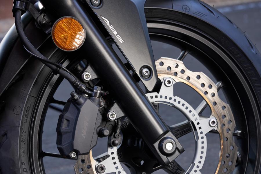 Cặp phuộc trước của CB500F 2019 dạng ống lồng 41mm, phuộc sau dạng lò xo trụ đơn với kết nối Pro-Link cùng 5 cấp độ điều chỉnh tải trước lò xo, mang lại khả năng giảm xóc êm ái và duy trì độ ổn định cho xe