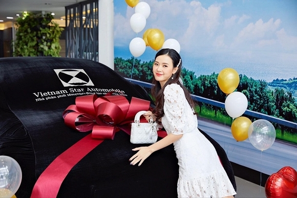Hot girl Midu tiếp tục tậu thêm một chiếc xế hộp mới mang thương hiệu Mercedes-Benz