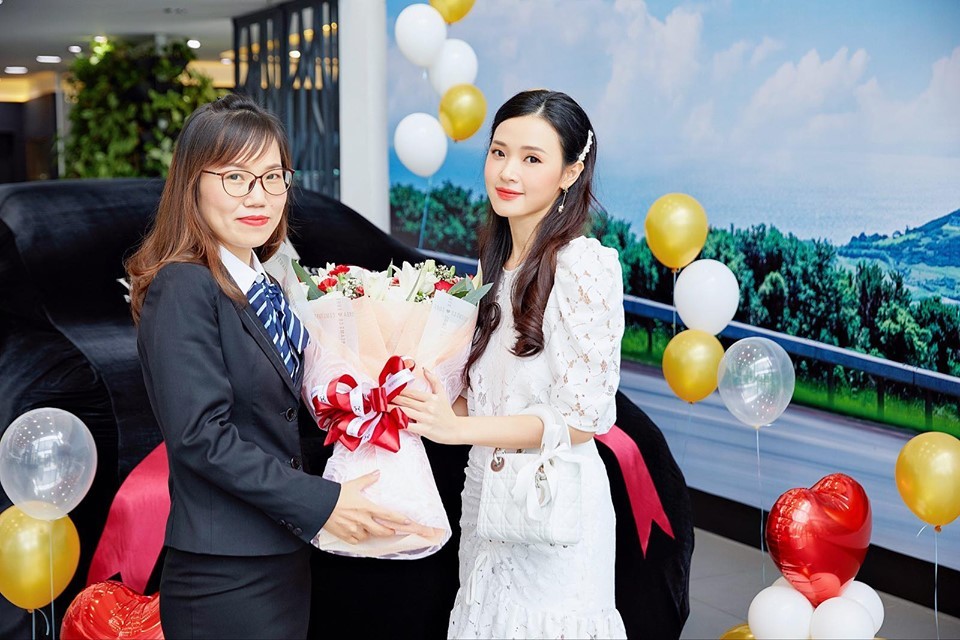 Hiện tại Midu đang là bà chủ của một chuỗi cửa hàng thời trang riêng cùng một khu phức hợp ăn chơi đình đám Sài Thành