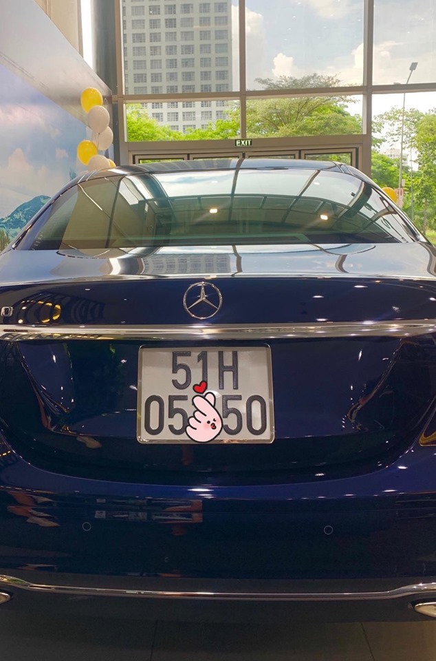 Được biết, chiếc xe Midu vừa tậu có giá hơn 2 tỷ đồng với biển số "khủng" "05...50" được chủ nhân khéo léo che đi một chữ số khi đăng tải trên trang cá nhân