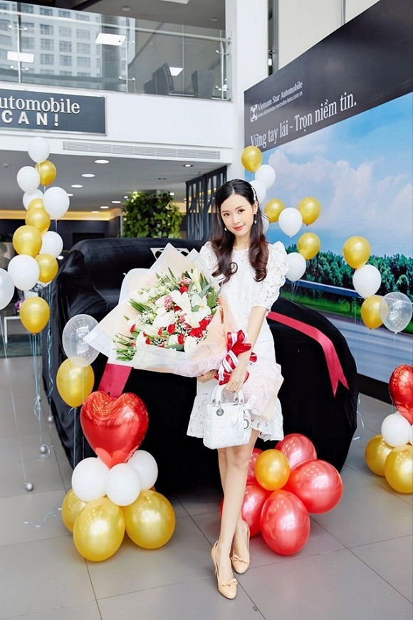 Người đẹp hào hứng: "Chào mừng em về đội của chị!", kèm theo là những khoảnh khắc tạo dáng bên cạnh món quà tự thưởng cho mình sau quá trình làm việc vất vả