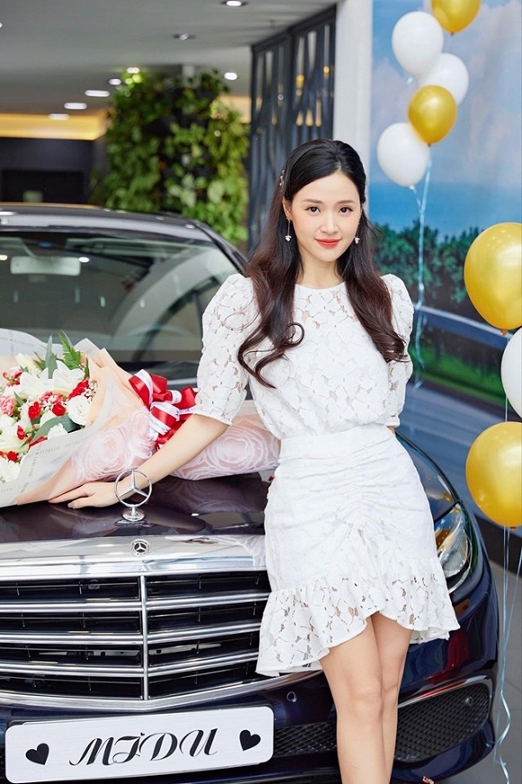 Midu (tên thật là Đặng Thị Mỹ Dung) sinh năm 1989, năm nay cô bước sang tuổi 30. Dù vậy, cô vẫn giữ được gương mặt trẻ trung, ngây thơ, tươi mới như ở lứa tuổi 20