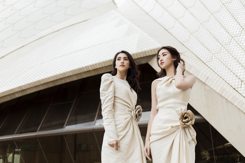 Trong những thiết kế của NTK Đỗ Mạnh Cường, Đỗ Mỹ Linh khoe vẻ đẹp thần thái, sự trưởng thành và vóc dáng đồng hồ cát. Trong khi đó, Tiểu Vy mang tới không khí tươi mới, hồn nhiên.