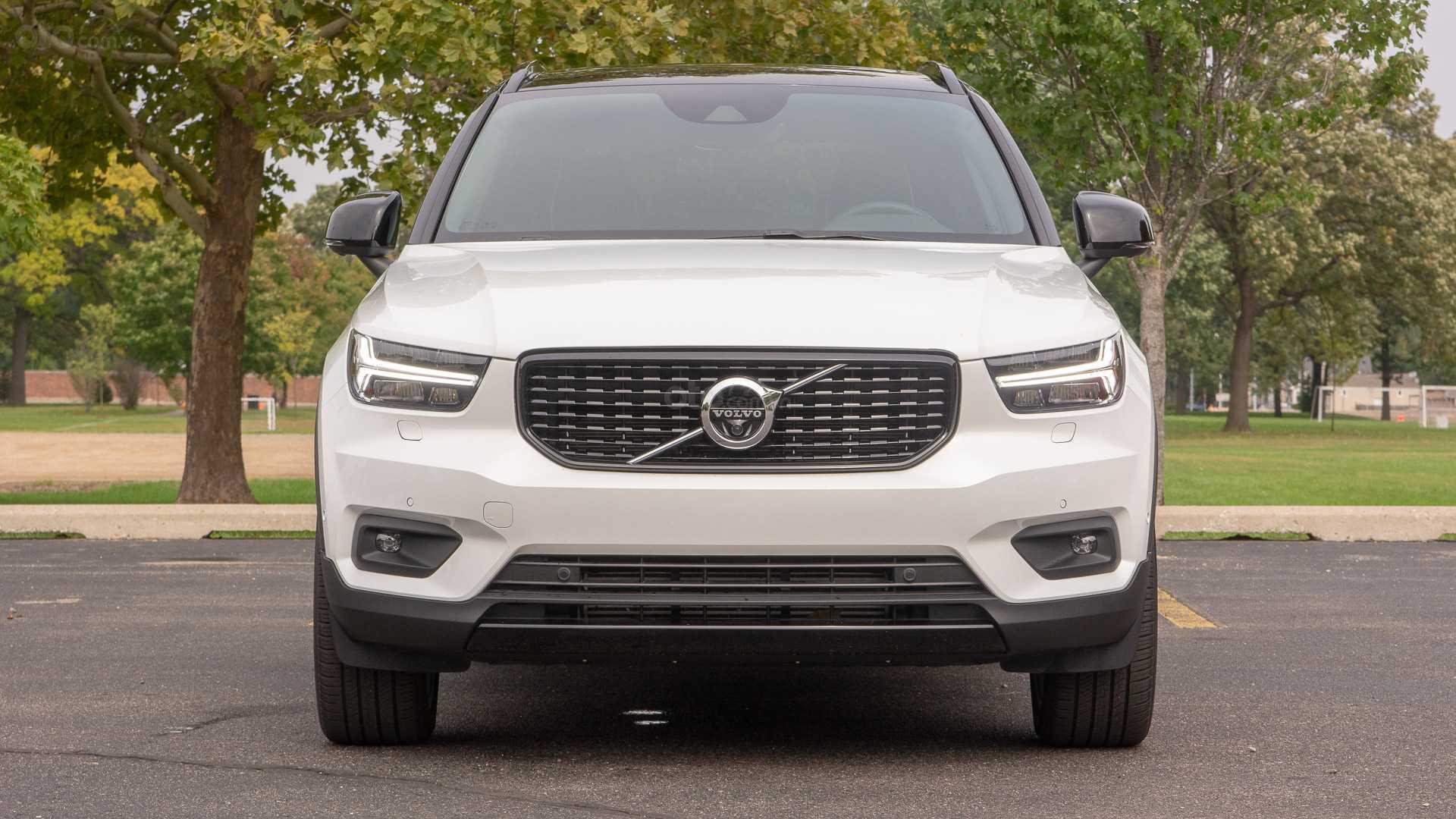 Phiên bản T5 R-Design sở hữu lưới tản nhiệt độc đáo, cản sau tích hợp ống xả và huy hiệu R-Design nổi bật gắn trên cột C