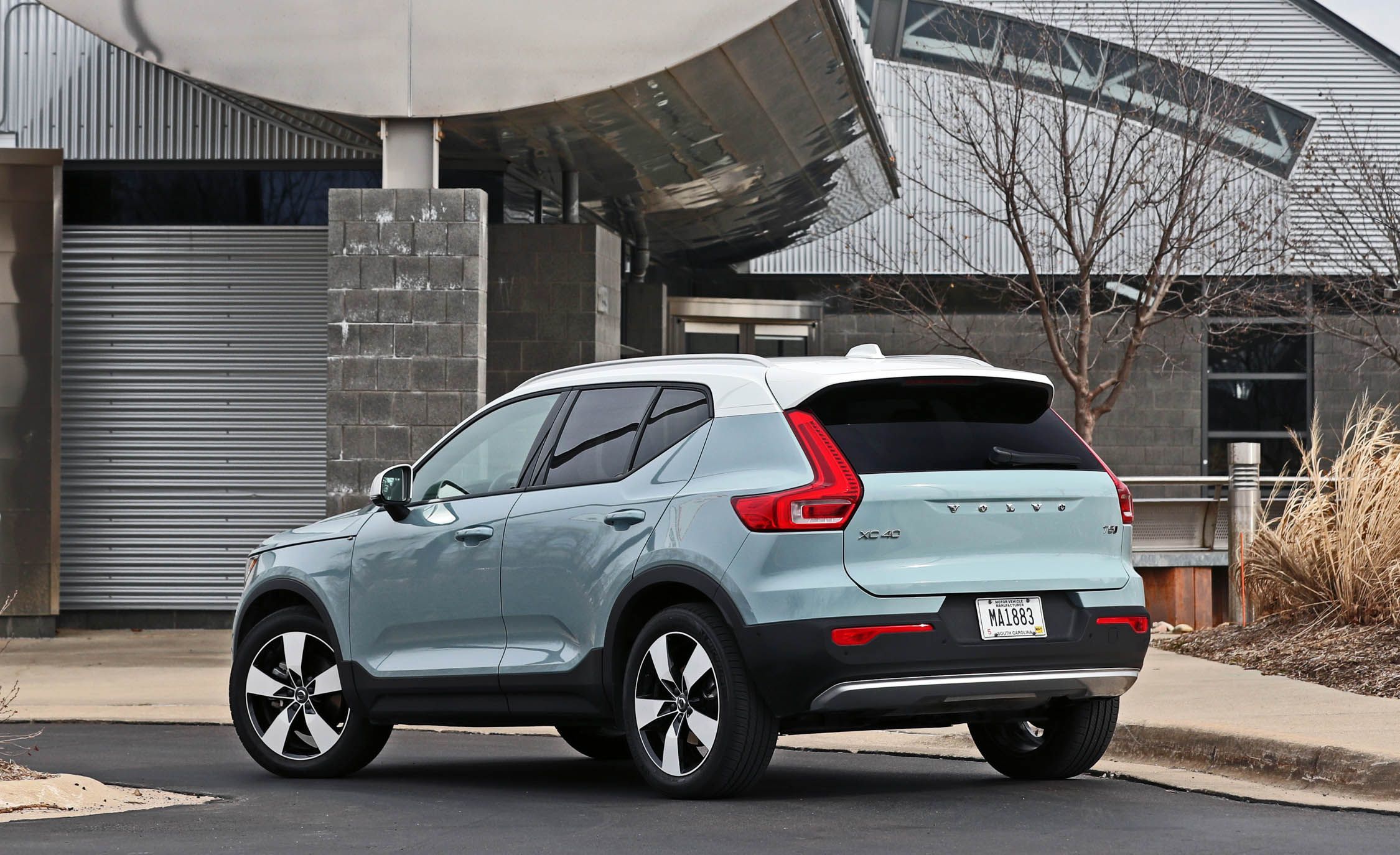 Lưới tản nhiệt quen thuộc từ Volvo nay được làm gấp khúc về phía trong, cụm đèn pha chữ T hay còn được nhiều người gọi là búa Thor với dải LED chạy ngày được cách điệu, tích hợp hệ thống rửa đèn áp lực cao