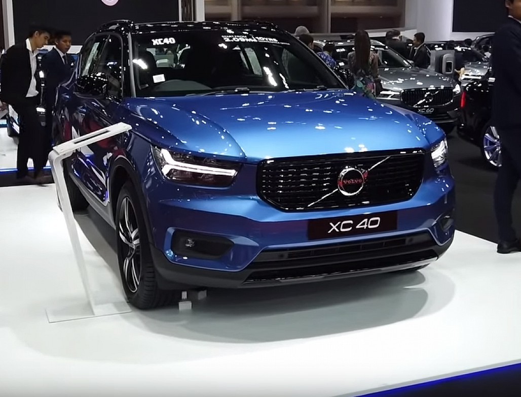 Điểm khác biệt rõ ràng nhất trên thiết kế ngoại thất của Volvo XC40 2019 nằm ở phần mui xe được kéo về phía sau